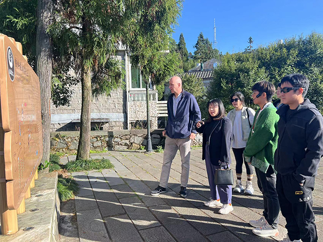 马塞尔·雷泽一行在鼓岭考察。福建省文化和旅游厅供图